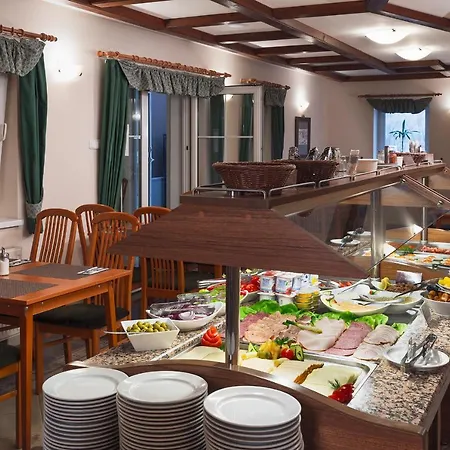 Honti Wellness Es Konferencia Szalloda Hotel