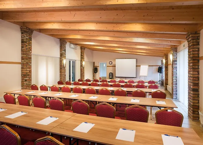 Honti Wellness Es Konferencia Szalloda מלון